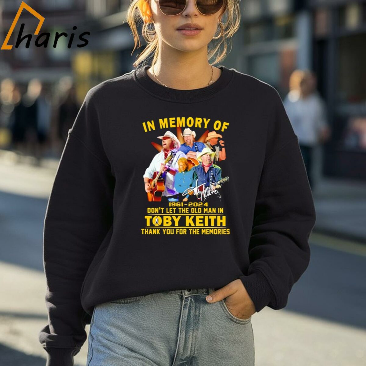 In Memory Of 1961 2024 Dont Let The Old Man In Toby Keith Thank You For The Memories Signature Shirt 4 Sweatshirt